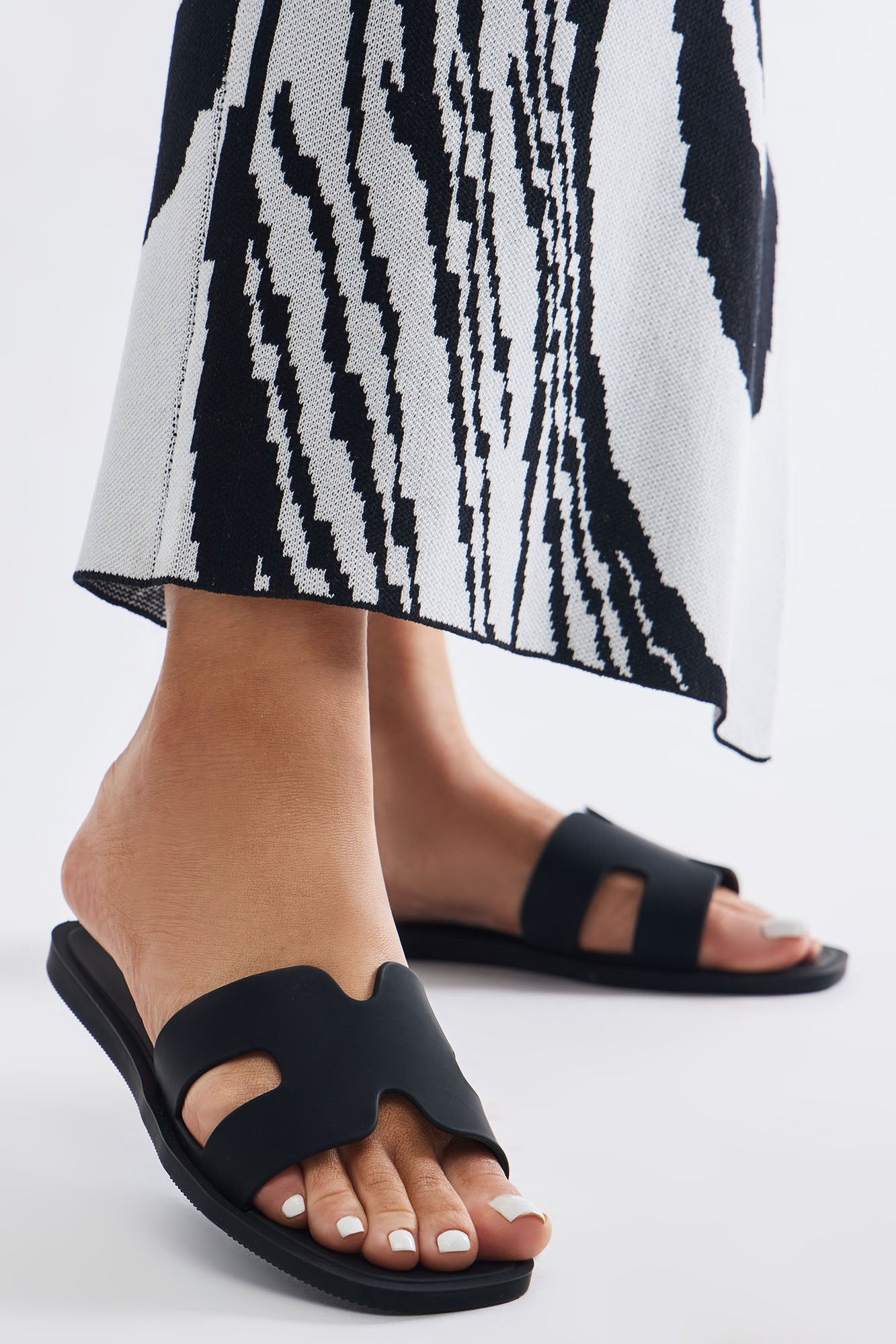 Jackie Flat Sandals - Black