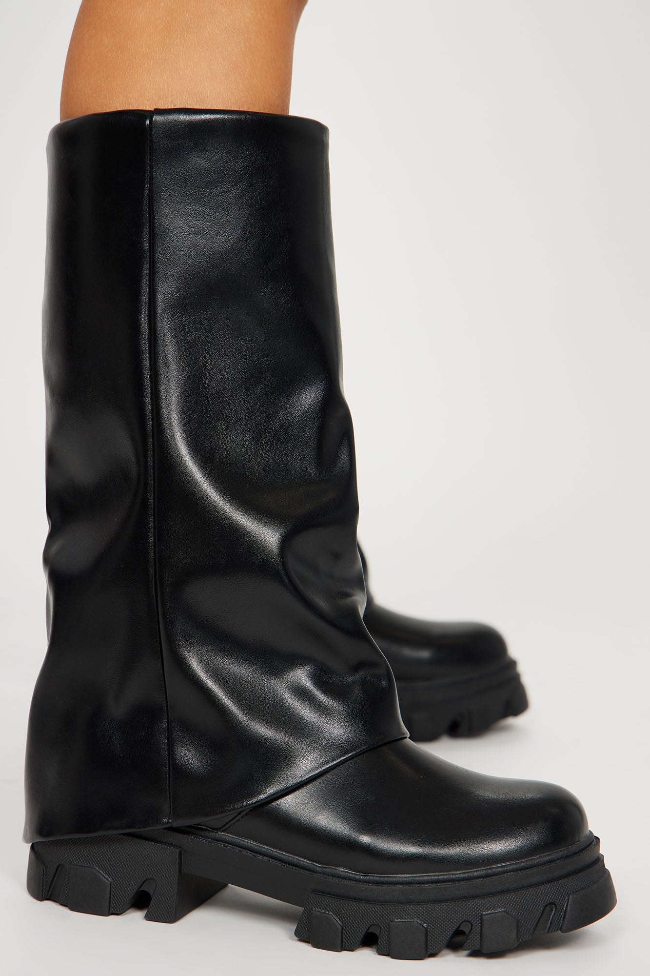 Showing Up Overlay Boots - Black