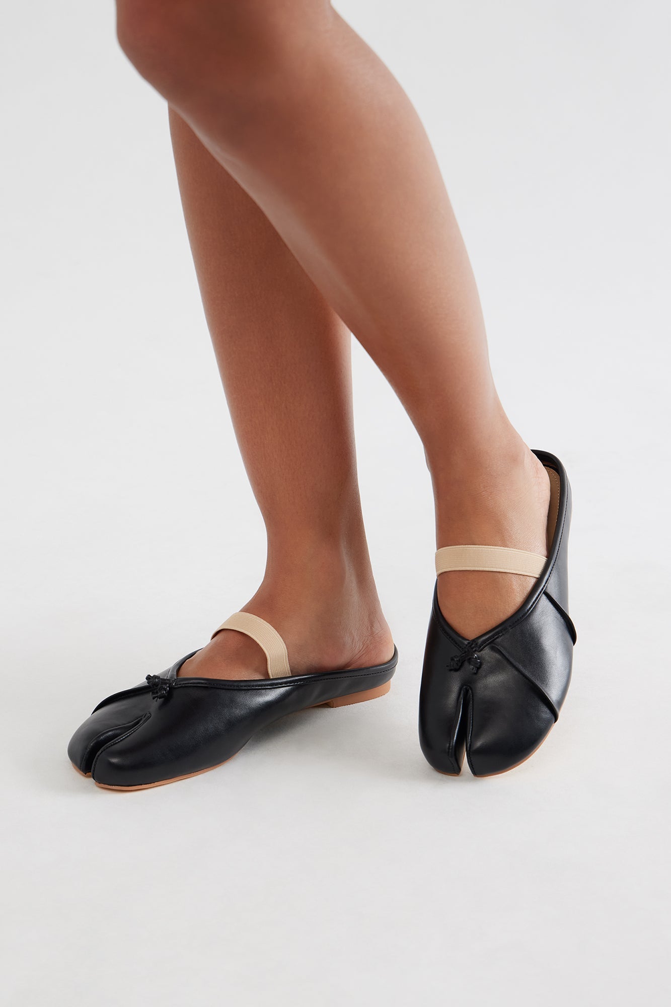 Hendry Slip On Tabi Flats - Black