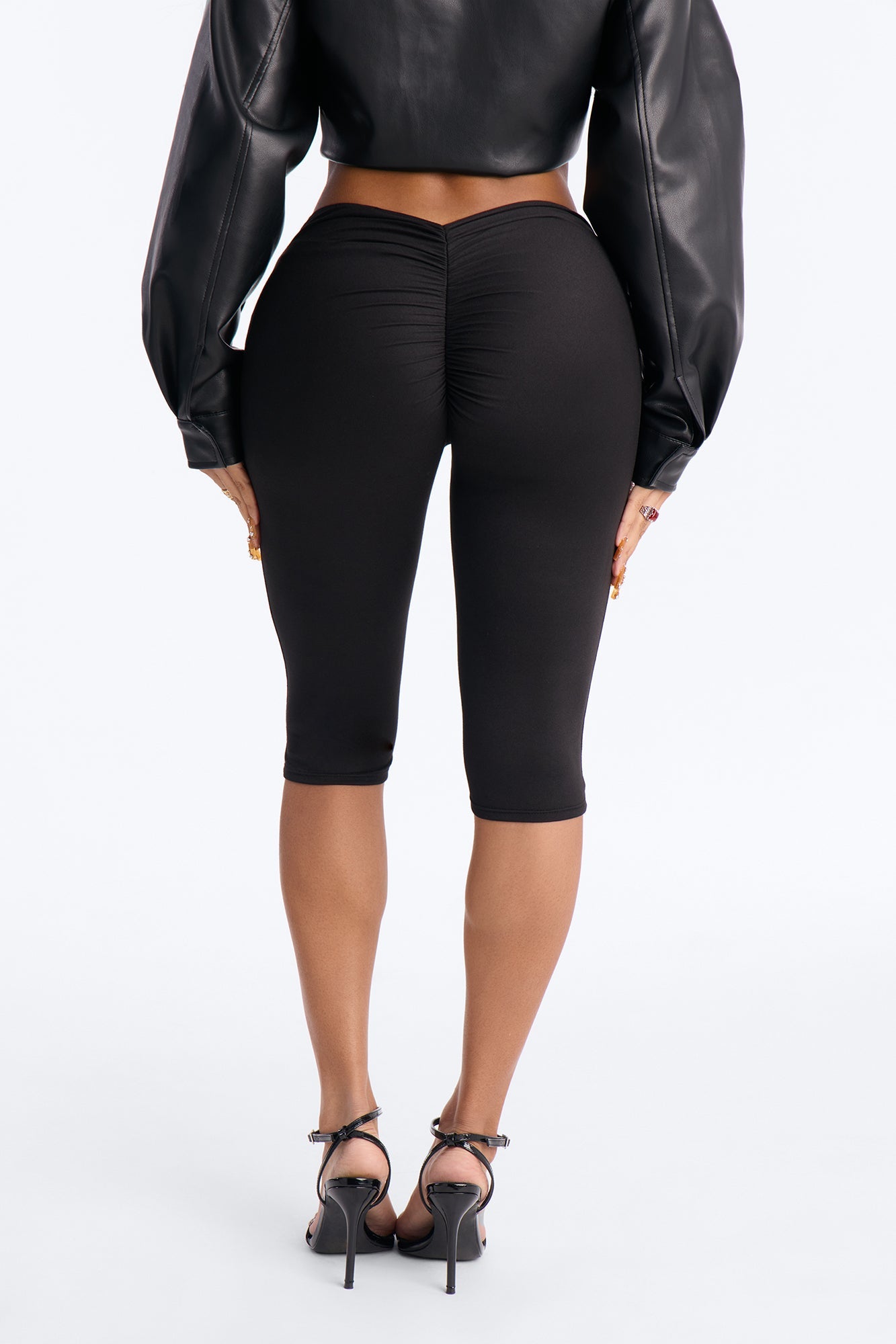 Feeling Cheeky Mid Rise Ruched Butt Capri Legging 14″ - Black