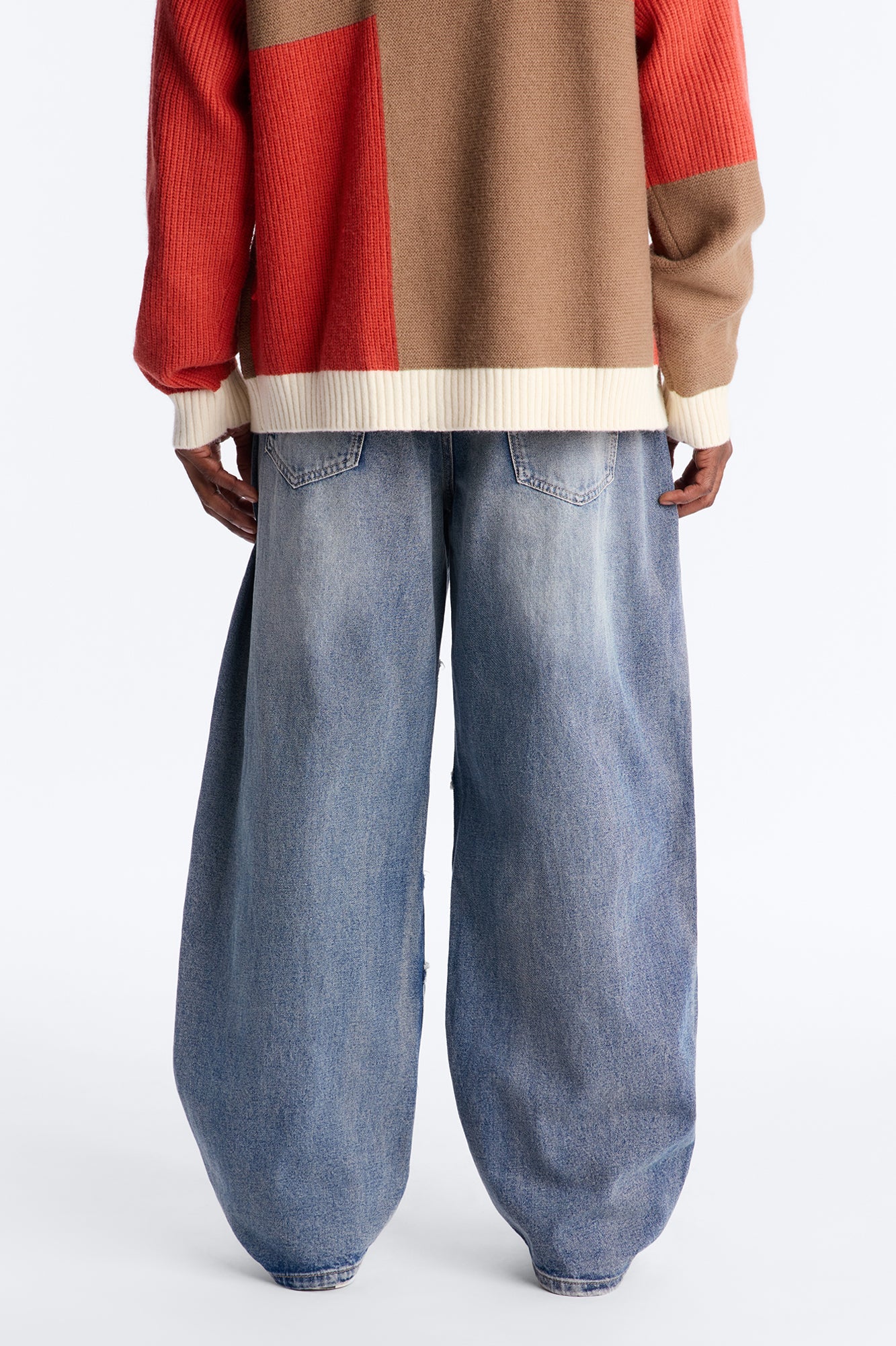 Barrel Slanted Fray Jean - Medium Blue Wash