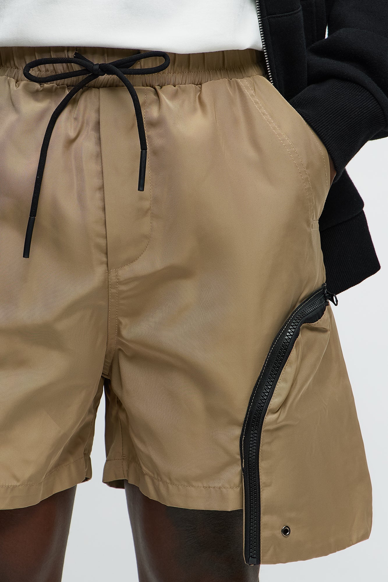 Cargo Pockets Relaxed Drawstring Shorts - Taupe