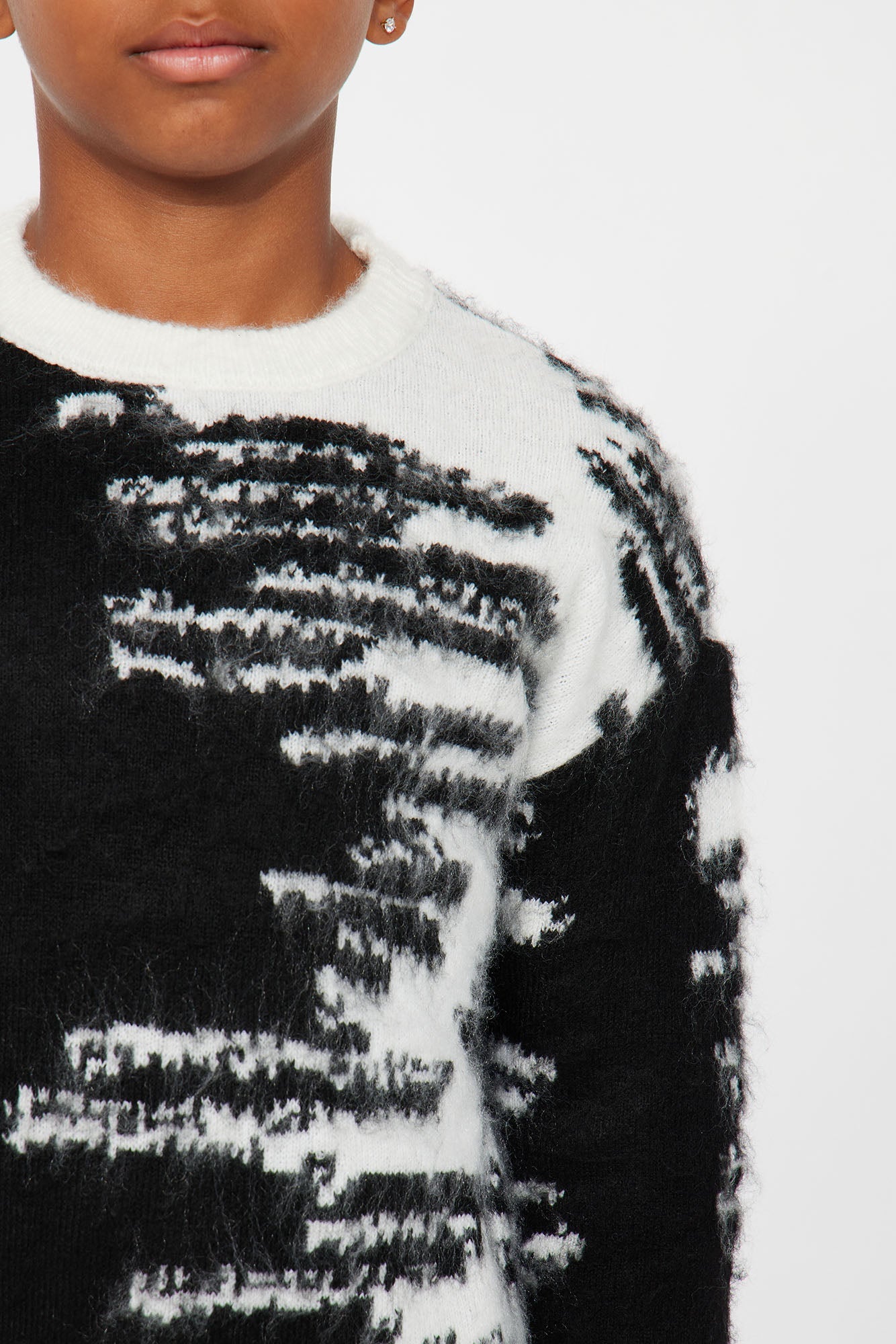 Mini Fuzzy Mixed Colors Crewneck Sweater - Black/White