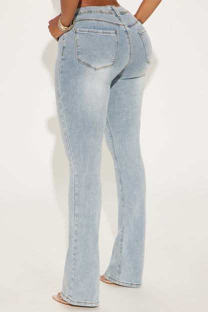 Getting The Boot Mid Rise Jeans - Light Wash