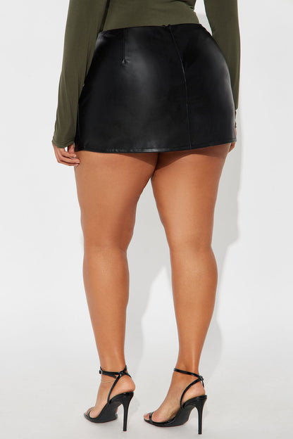 GNO Vibes Hardware Faux Leather Micro Mini Skort - Black