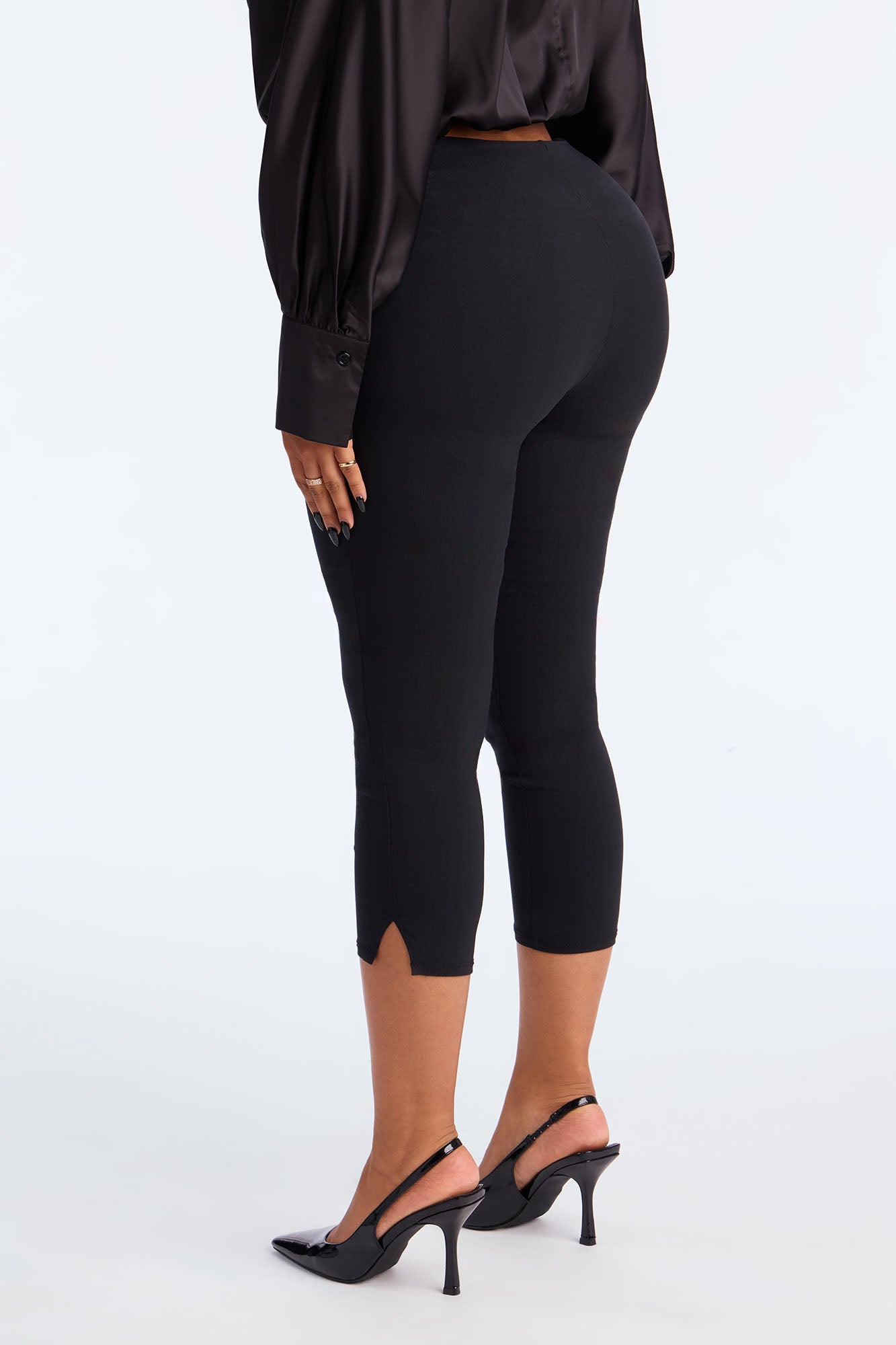 Sadie Millennium Mid Rise Capri Pant 23″ - Black