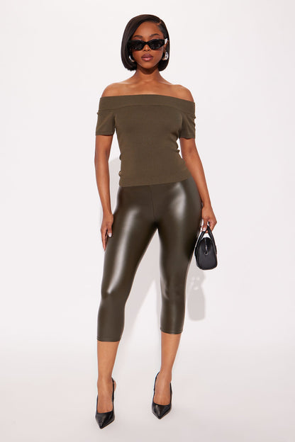 Linda Mid Rise Faux Leather Capri Legging 19″ - Olive