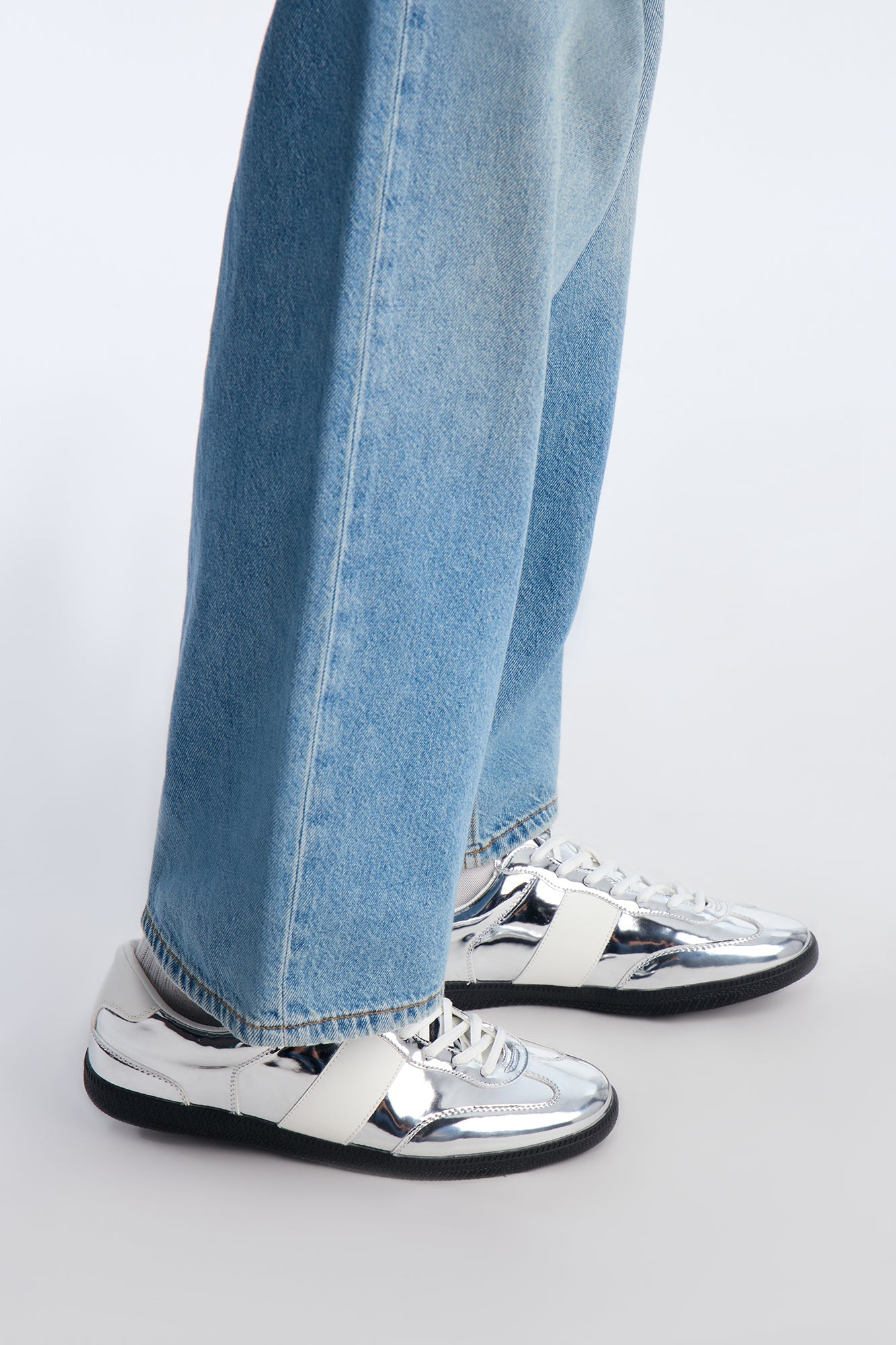 Metallic Low Top Lace Up Sneakers - Silver