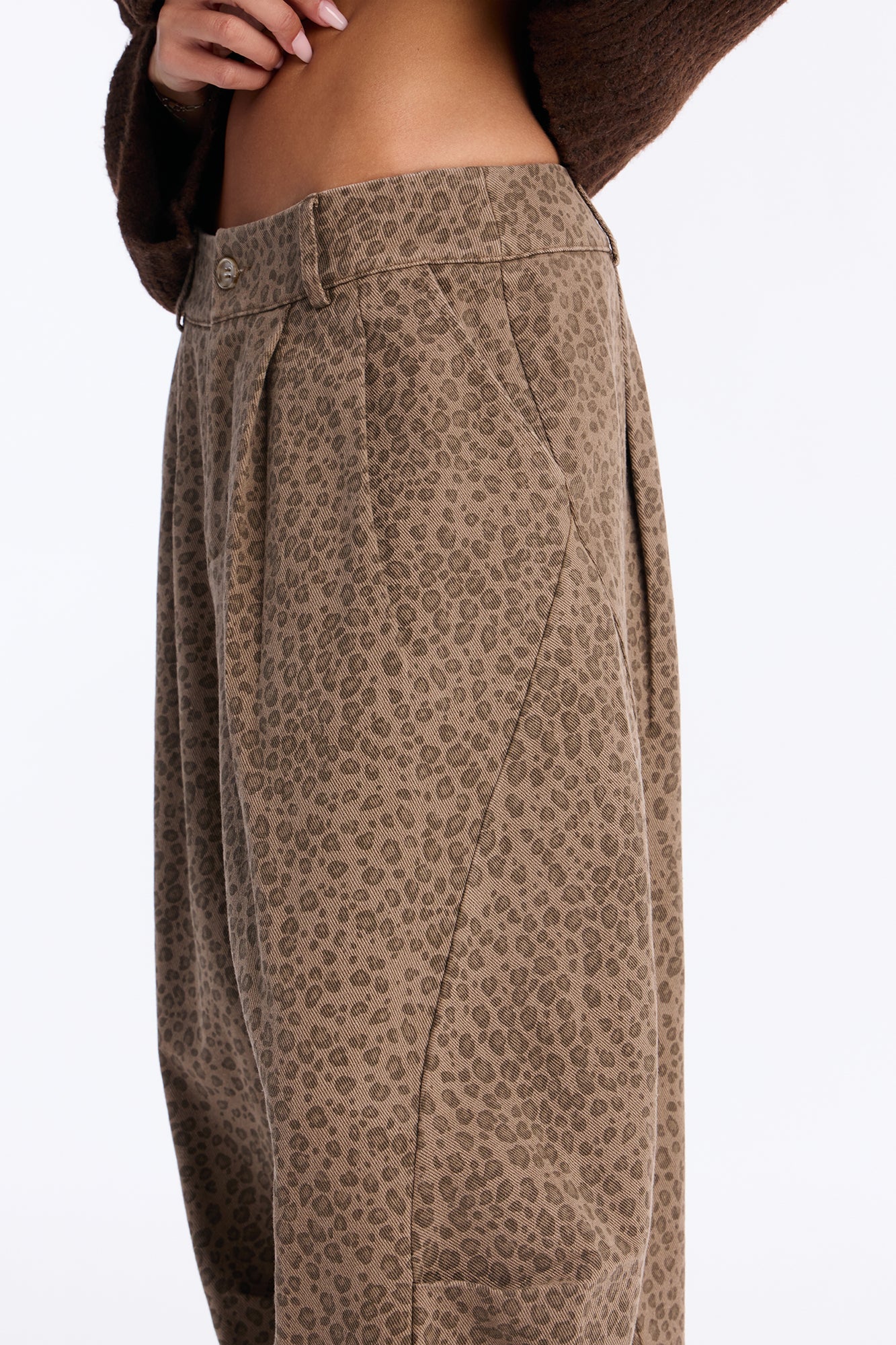 Zoey Low Rise Barrel Leg Leopard Pant - Leopard