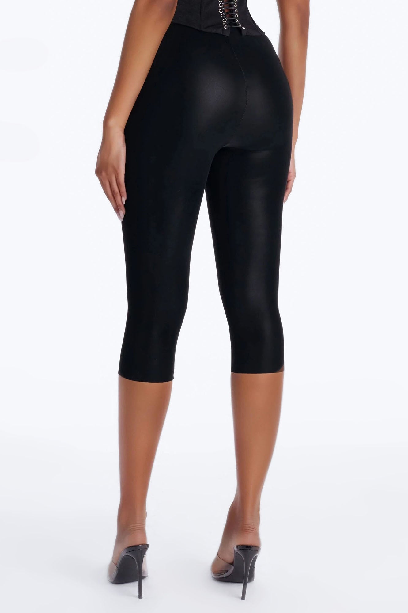Juniper Mid Rise Liquid Coated Capri Legging 19″ - Black
