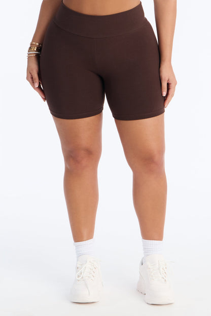 Quinn Mid Rise Everyday Cotton Biker Short 5″ - Chocolate