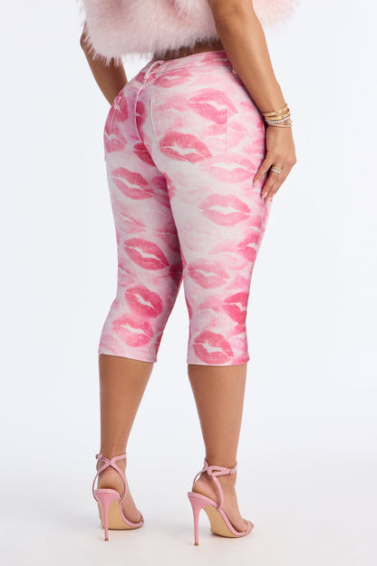 Besame Mucho Lipstick Print Capri Skinny Jeans - Pink/combo
